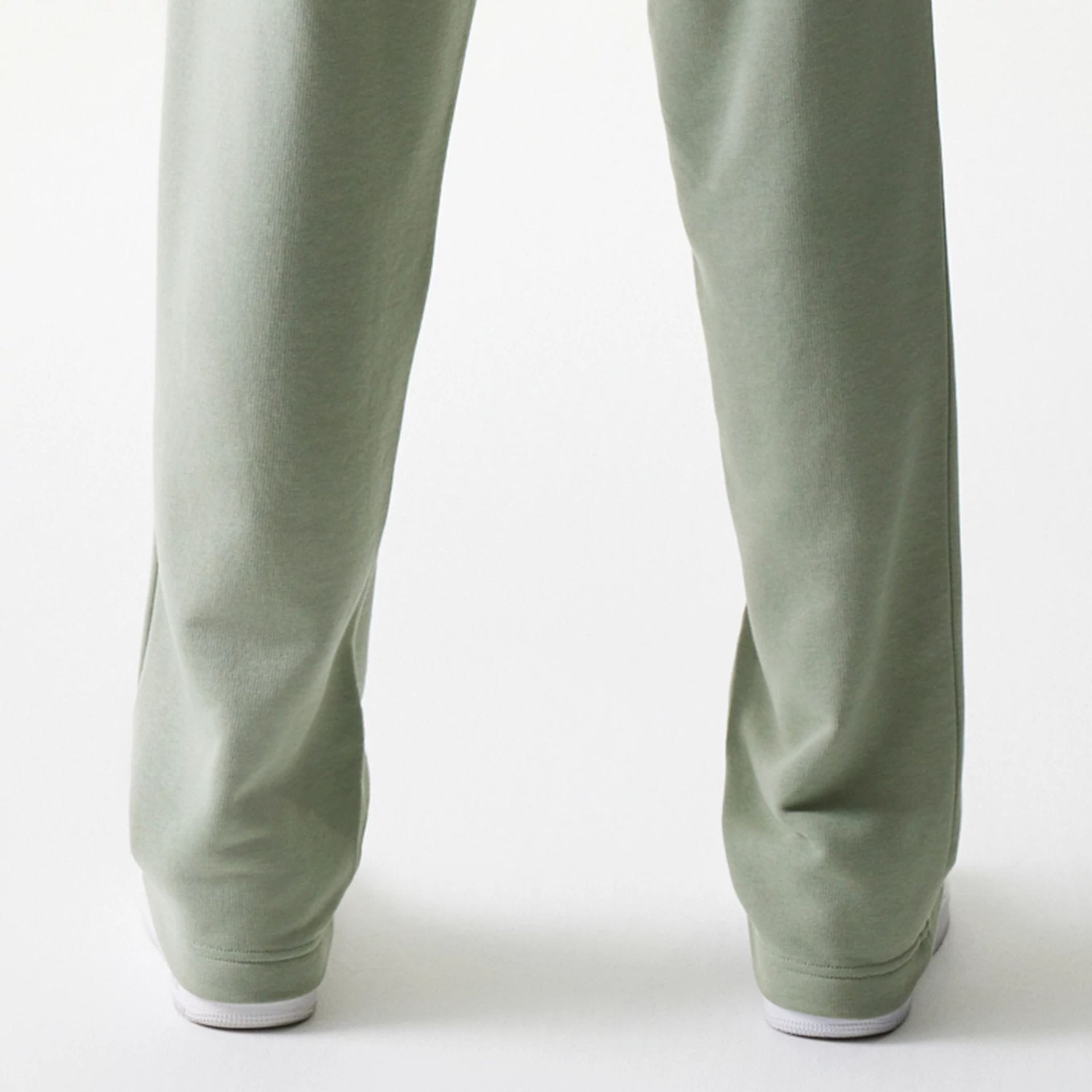 The model is wearing this NBA LA Lakers Straight Leg Joggers in pastel green. 7