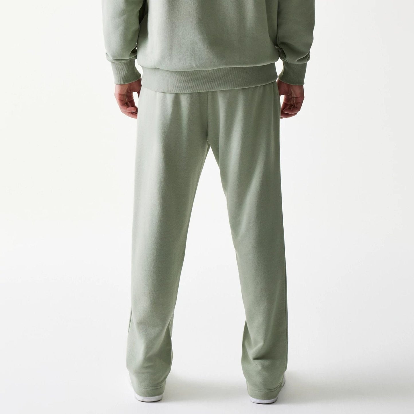 The model is wearing this NBA LA Lakers Straight Leg Joggers in pastel green. 2