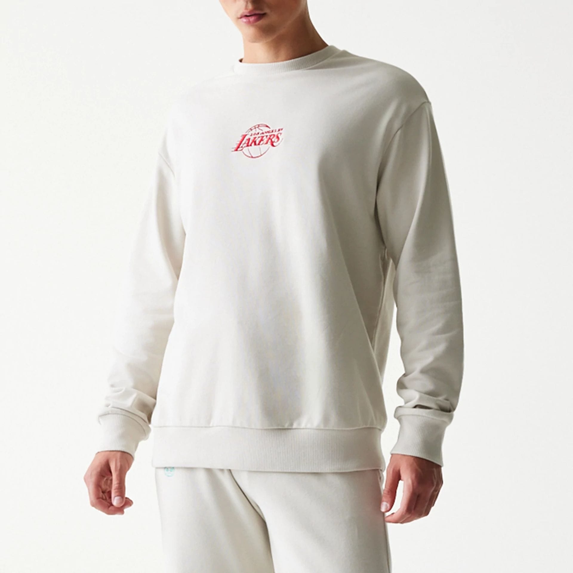 The model is wearing this NBA League Essential LA Lakers Oversized Crew Neck Sweater in cream. 3