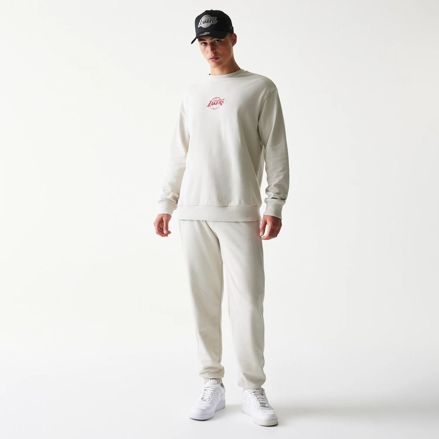 The model is wearing this NBA League Essential LA Lakers Oversized Crew Neck Sweater in cream. 8