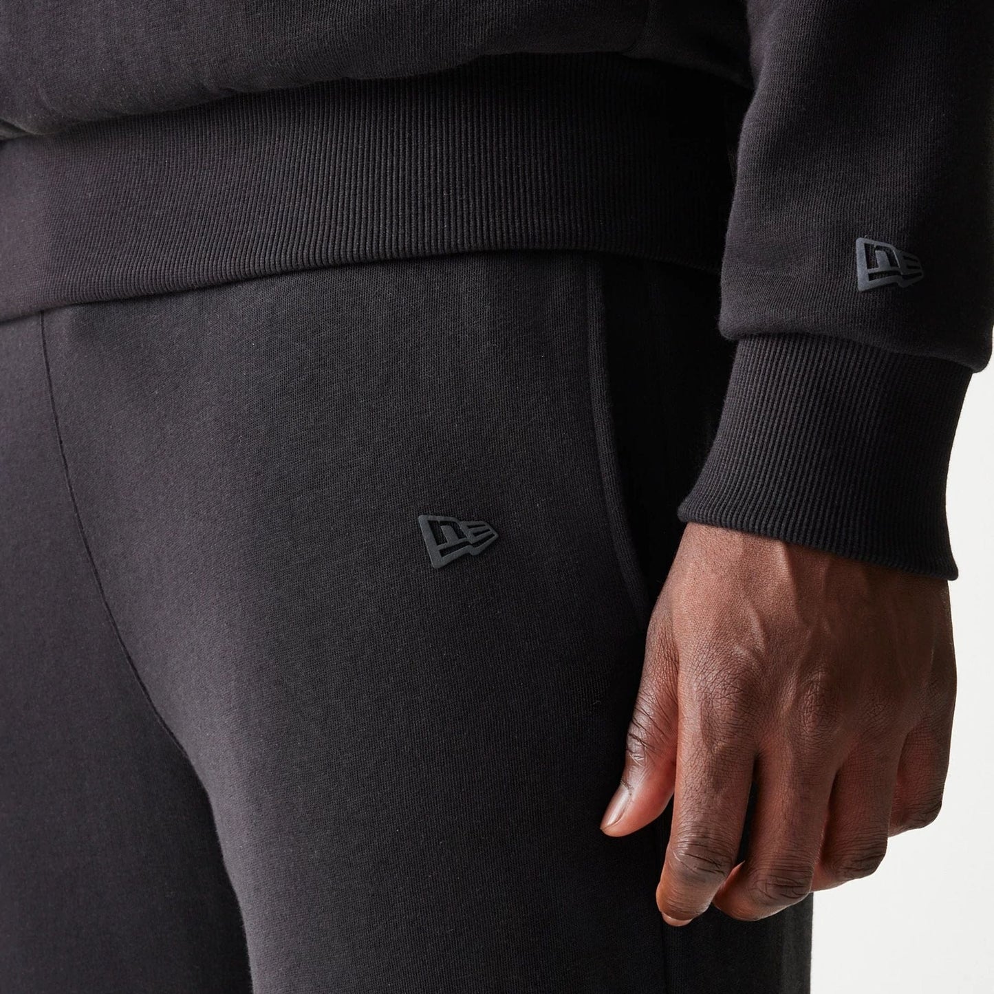 The model is wearing this NBA Chicago Bulls Straight Leg Joggers in black. 5