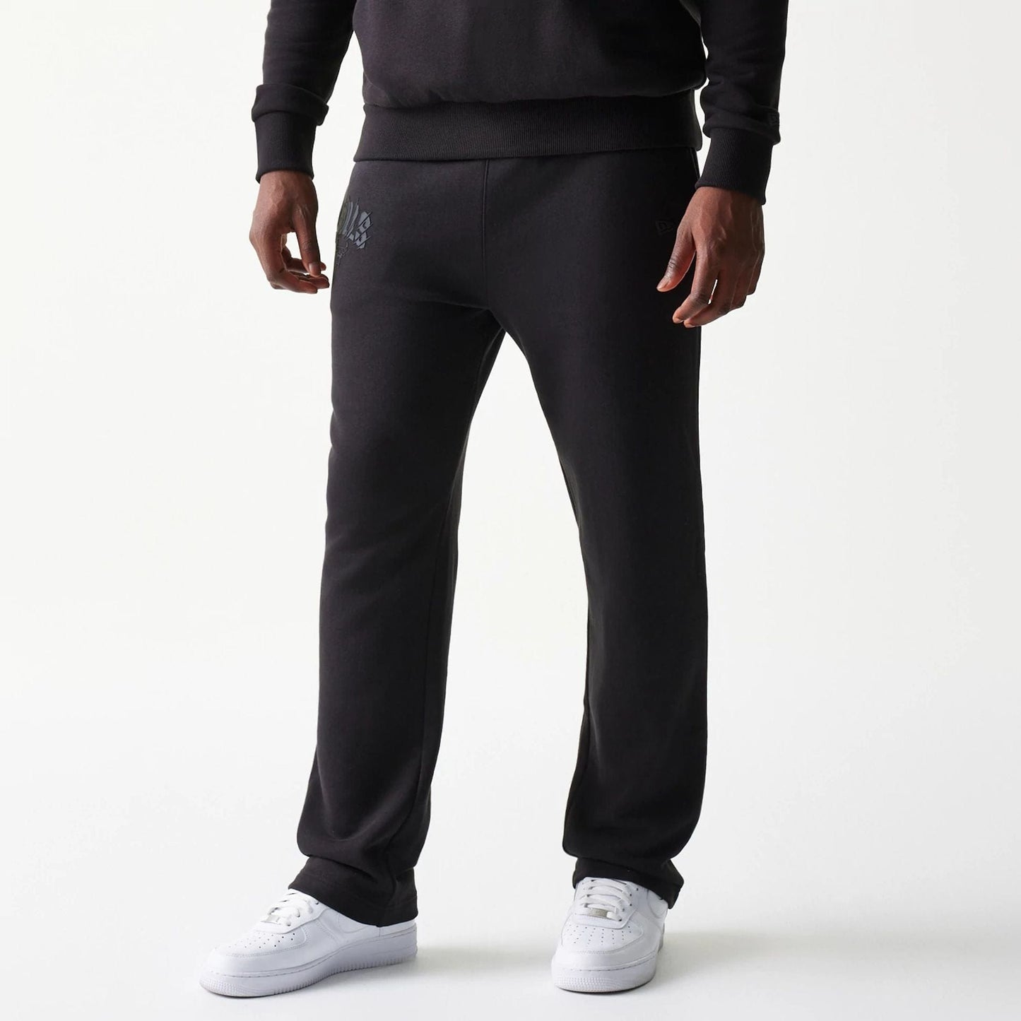 The model is wearing this NBA Chicago Bulls Straight Leg Joggers in black. 1
