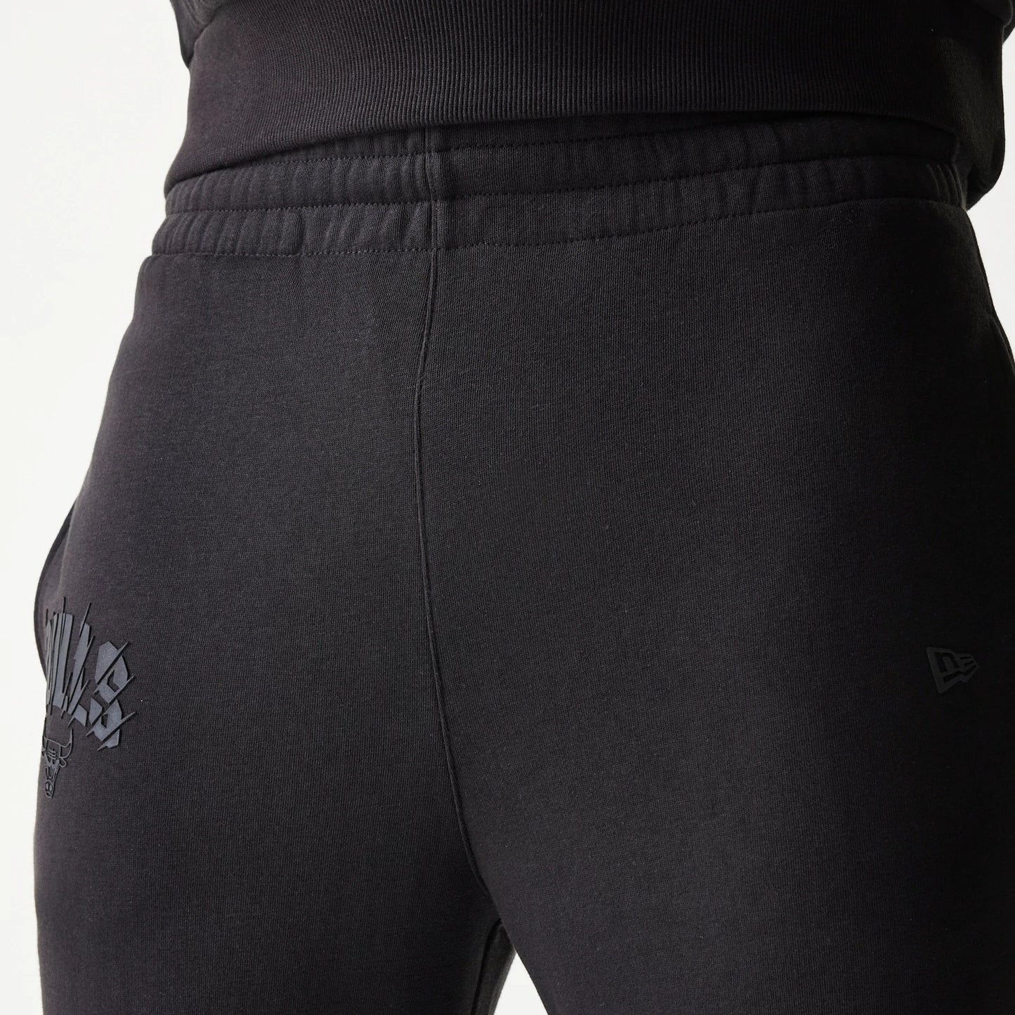 The model is wearing this NBA Chicago Bulls Straight Leg Joggers in black. 6
