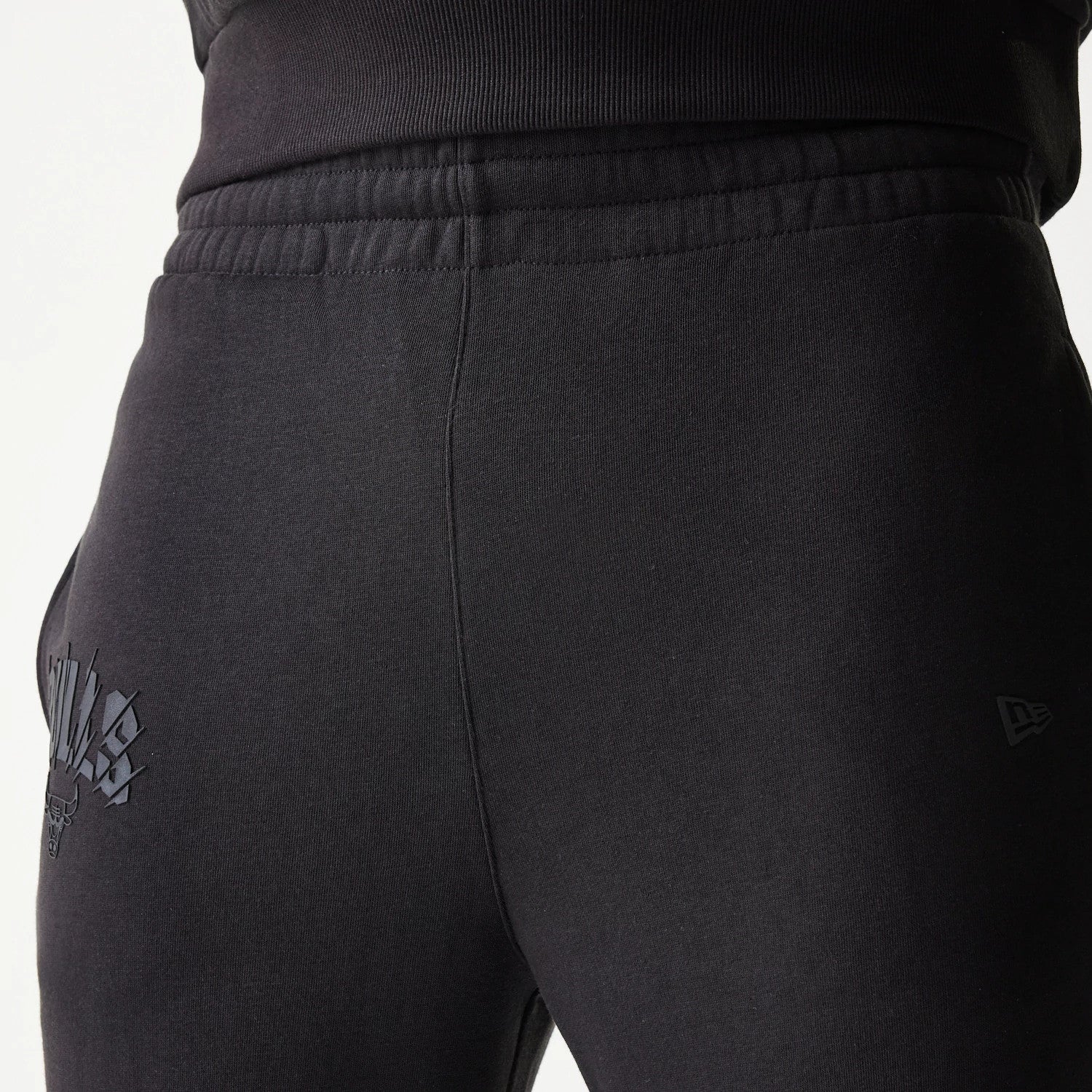 The model is wearing this NBA Chicago Bulls Straight Leg Joggers in black. 6