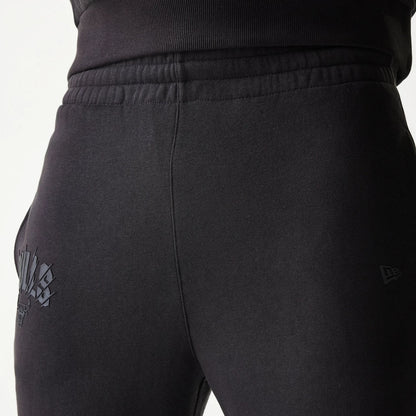 The model is wearing this NBA Chicago Bulls Straight Leg Joggers in black. 6