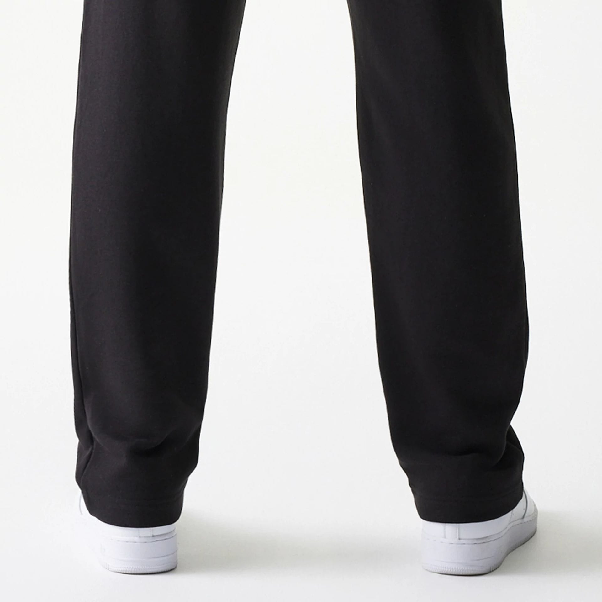 The model is wearing this NBA Chicago Bulls Straight Leg Joggers in black. 7