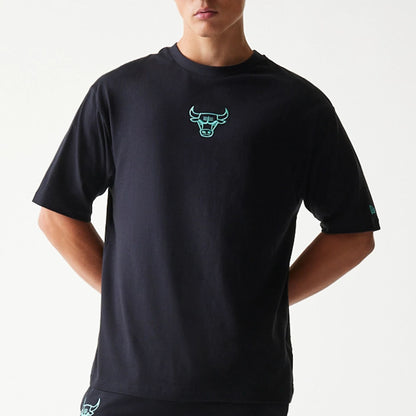 The model is wearing this NBA League Essential Chicago Bulls Oversized T-Shirt in black. 3