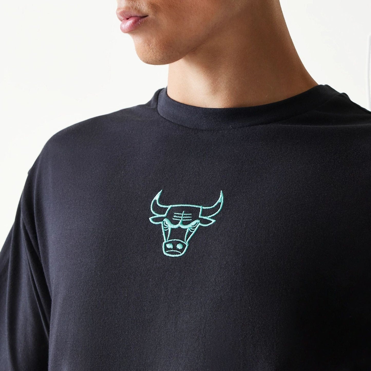 The model is wearing this NBA League Essential Chicago Bulls Oversized T-Shirt in black. 4
