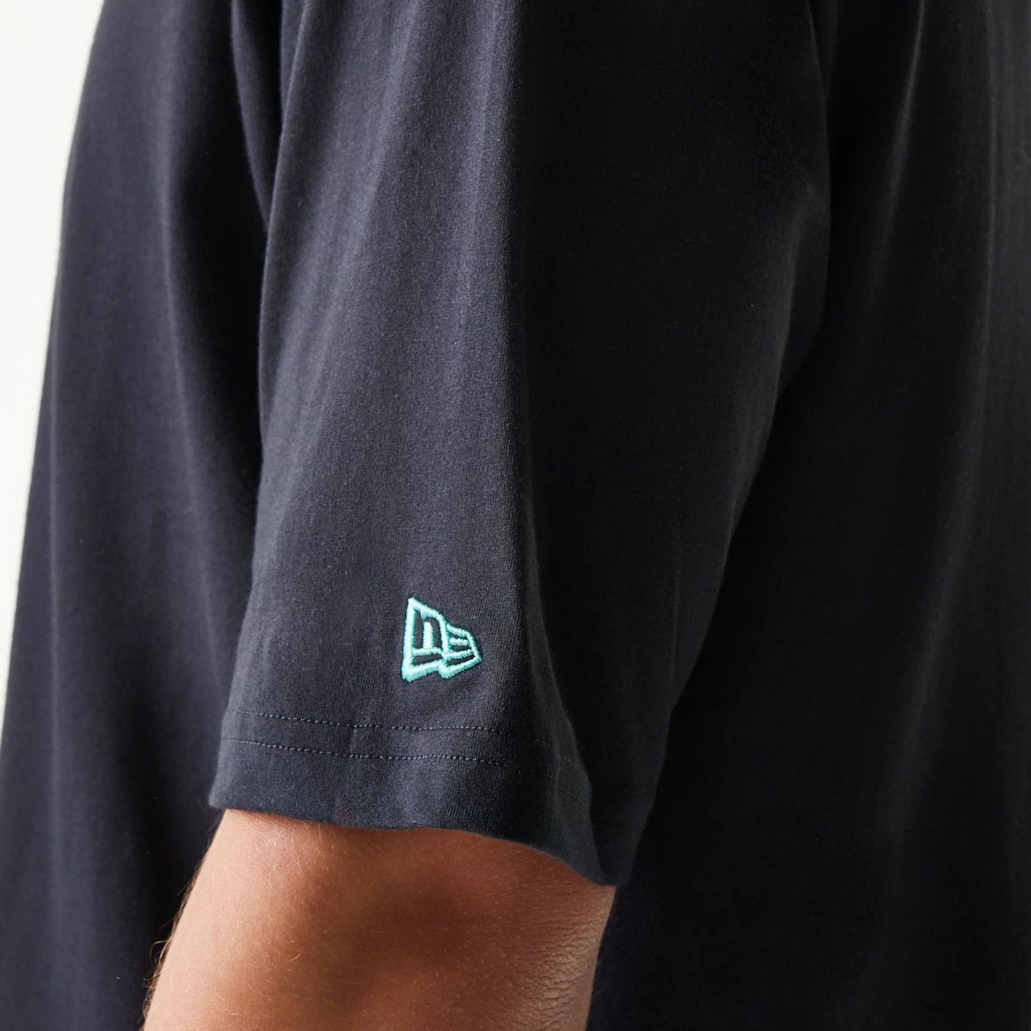 The model is wearing this NBA League Essential Chicago Bulls Oversized T-Shirt in black. 5