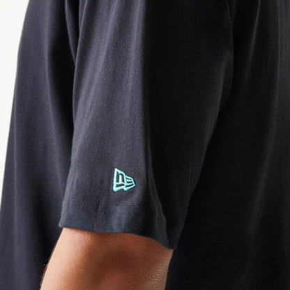 The model is wearing this NBA League Essential Chicago Bulls Oversized T-Shirt in black. 5