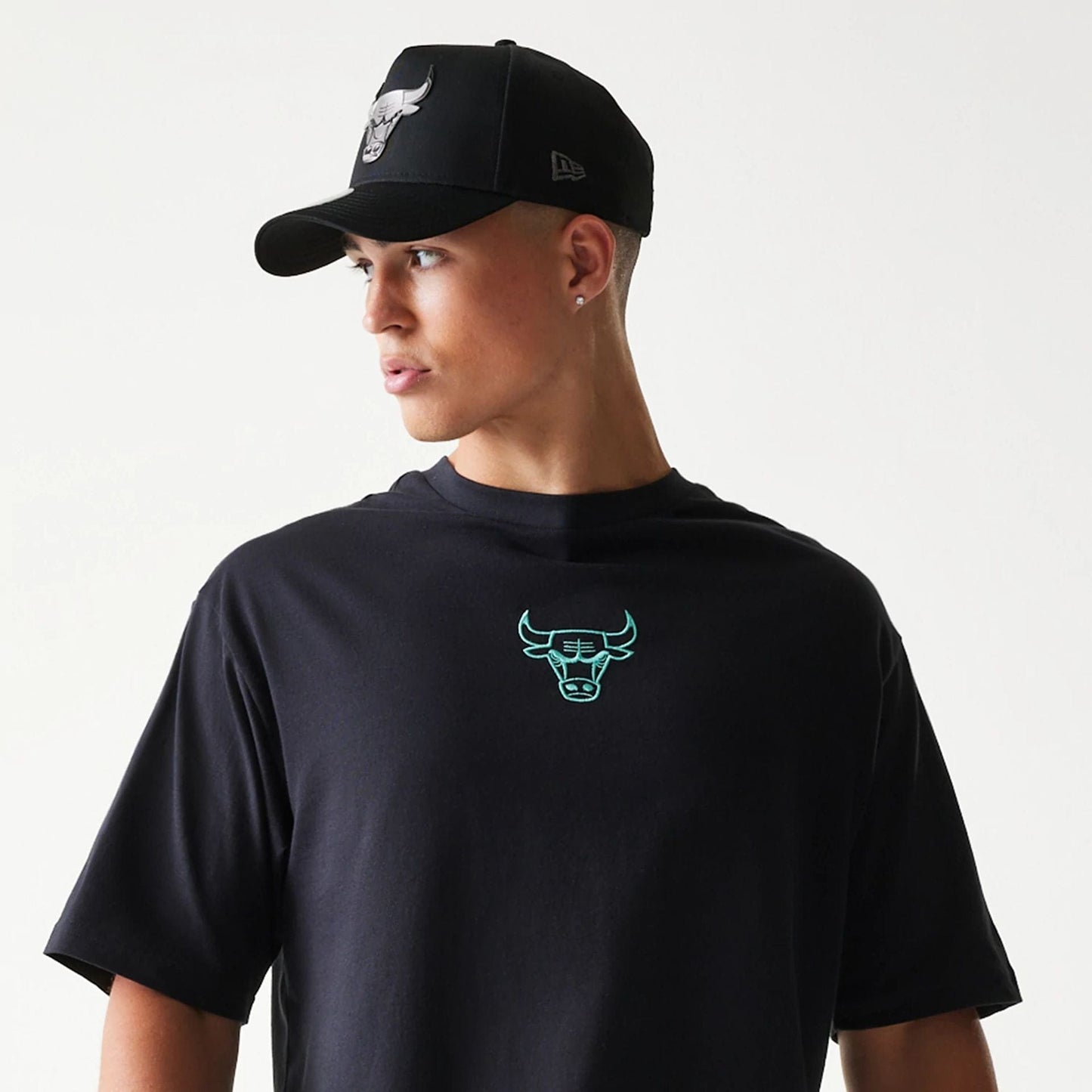 The model is wearing this NBA League Essential Chicago Bulls Oversized T-Shirt in black. 6