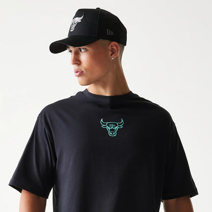 The model is wearing this NBA League Essential Chicago Bulls Oversized T-Shirt in black. 6