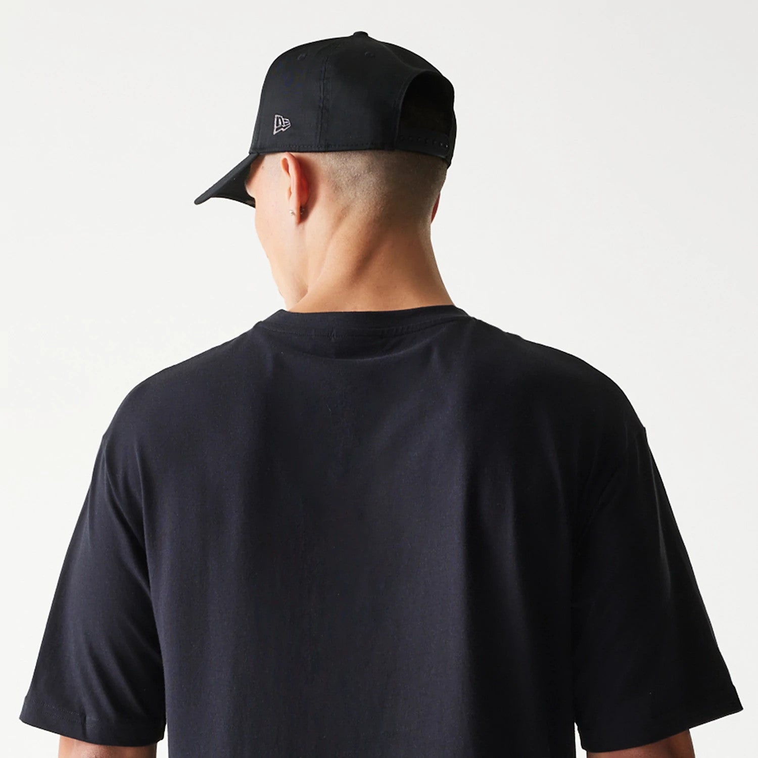 The model is wearing this NBA League Essential Chicago Bulls Oversized T-Shirt in black. 7