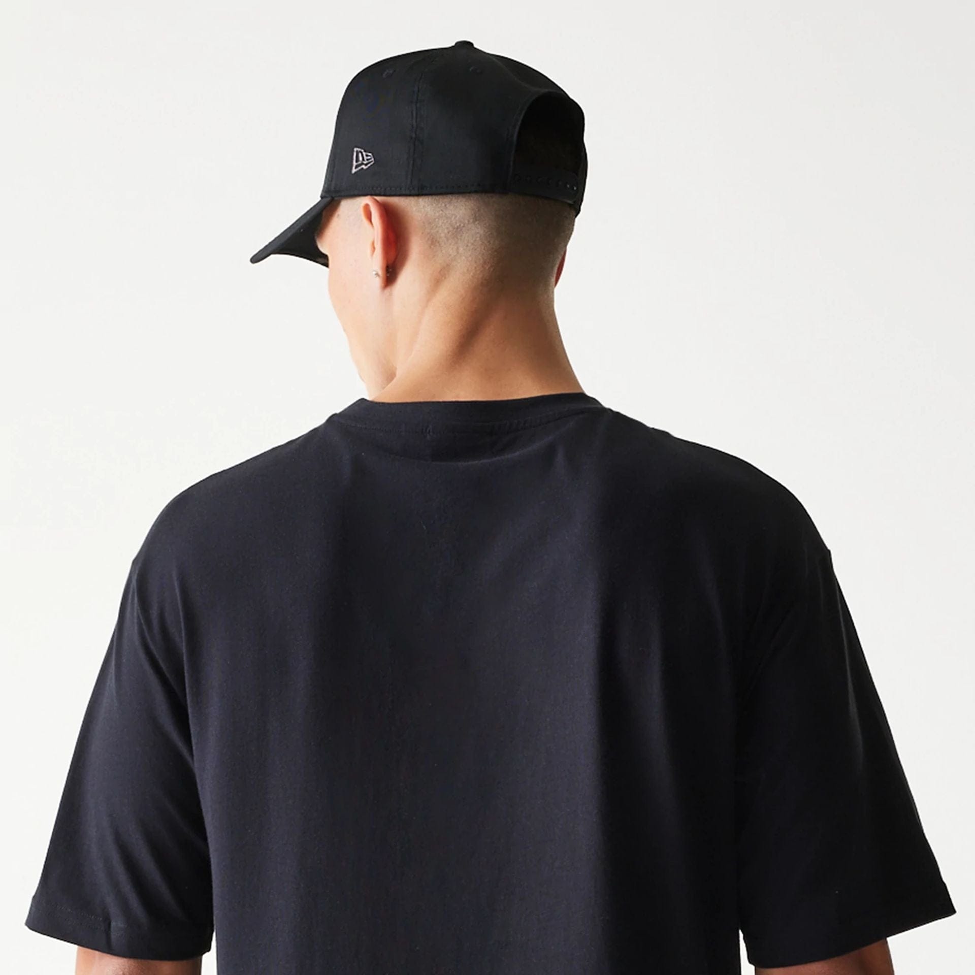 The model is wearing this NBA League Essential Chicago Bulls Oversized T-Shirt in black. 7