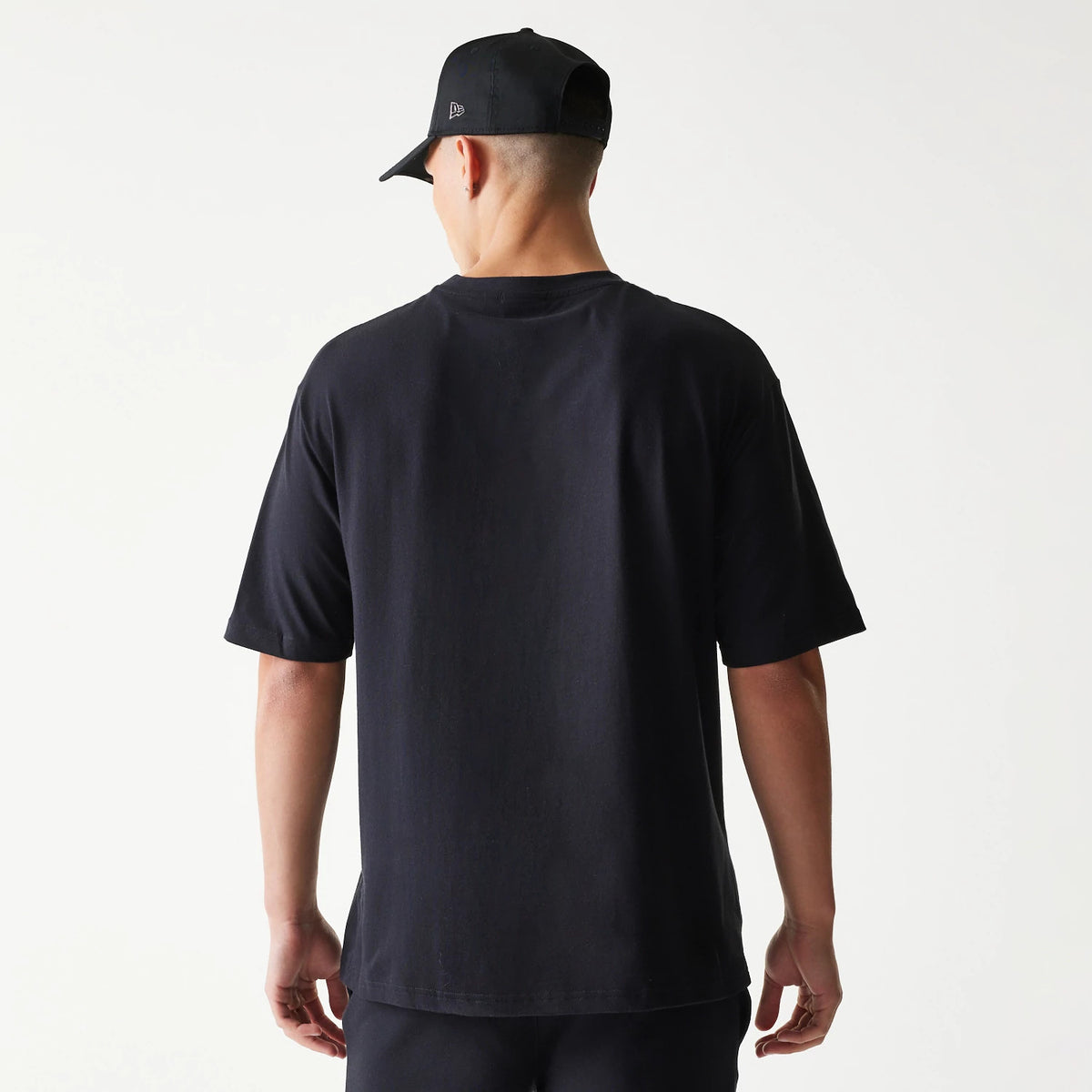 The model is wearing this NBA League Essential Chicago Bulls Oversized T-Shirt in black. 2