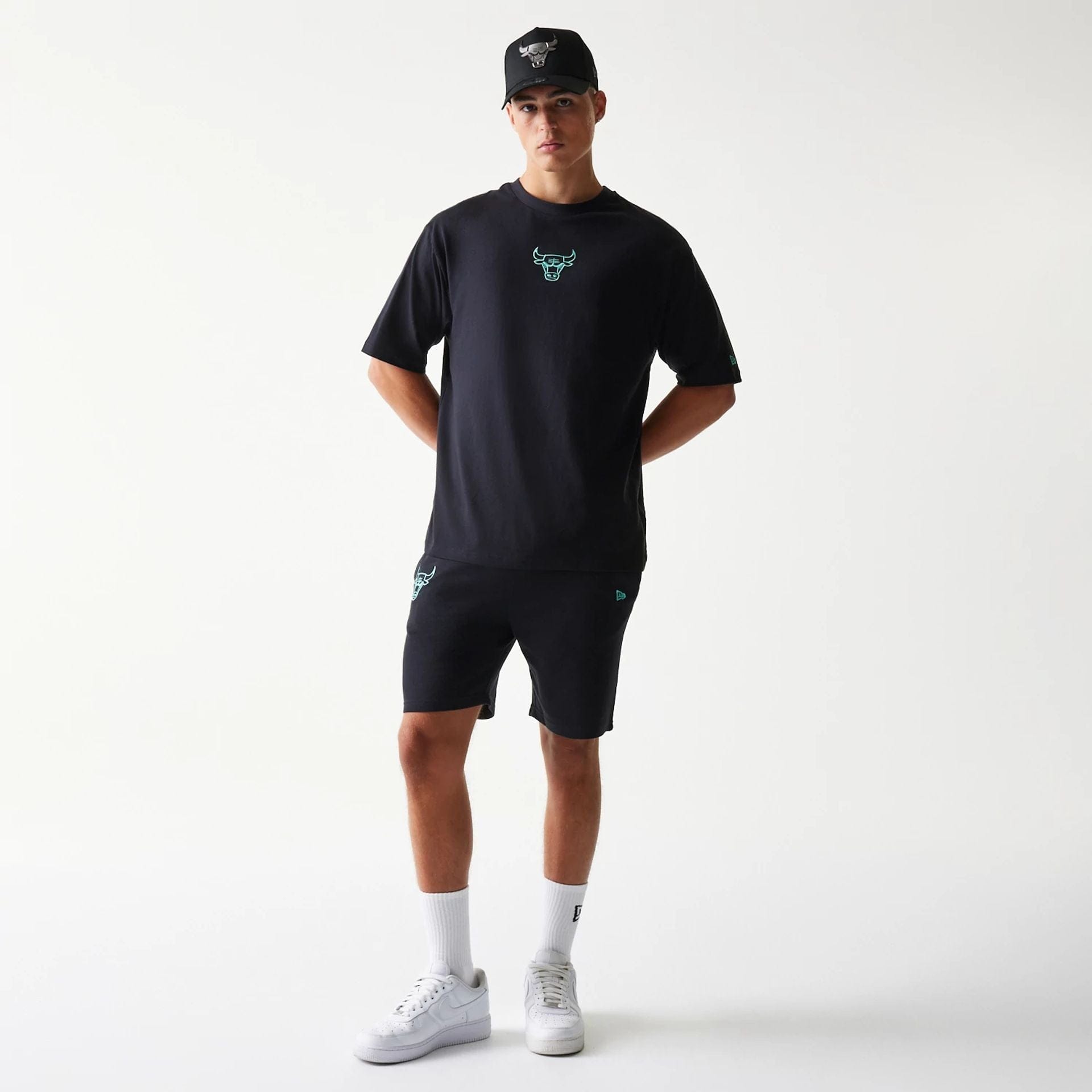 The model is wearing this NBA League Essential Chicago Bulls Oversized T-Shirt in black. 8