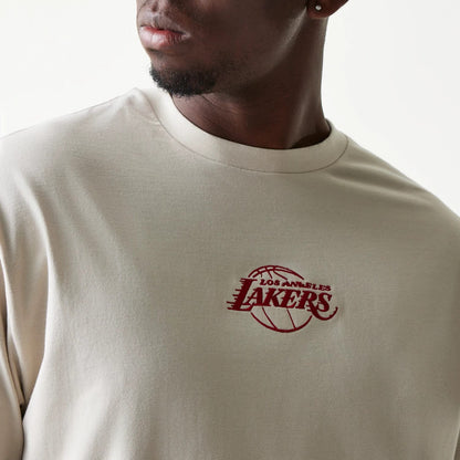 The model is wearing this NBA League Essential LA Lakers Oversized T-Shirt in cream. 4