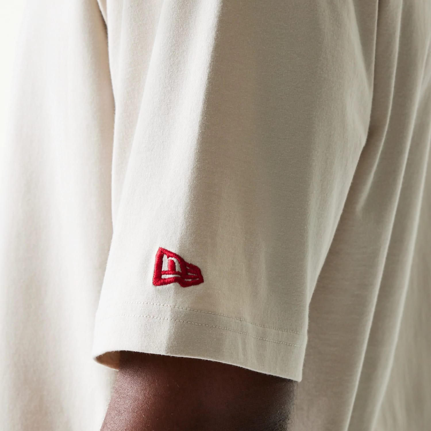 The model is wearing this NBA League Essential LA Lakers Oversized T-Shirt in cream. 5