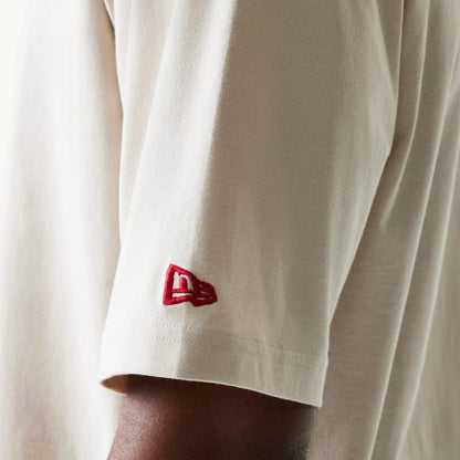 The model is wearing this NBA League Essential LA Lakers Oversized T-Shirt in cream. 5