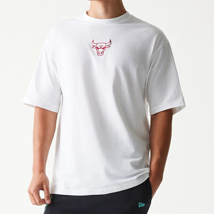 The model is wearing this NBA League Essential Chicago Bulls Oversized T-Shirt in white. 3