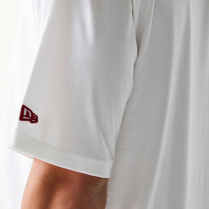 The model is wearing this NBA League Essential Chicago Bulls Oversized T-Shirt in white. 5