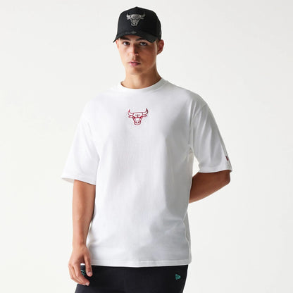 The model is wearing this NBA League Essential Chicago Bulls Oversized T-Shirt in white. 1