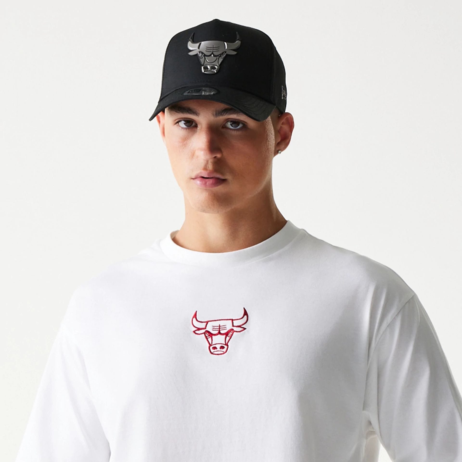 The model is wearing this NBA League Essential Chicago Bulls Oversized T-Shirt in white. 6