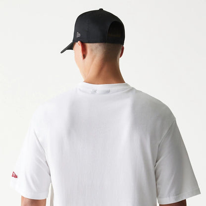 The model is wearing this NBA League Essential Chicago Bulls Oversized T-Shirt in white. 7