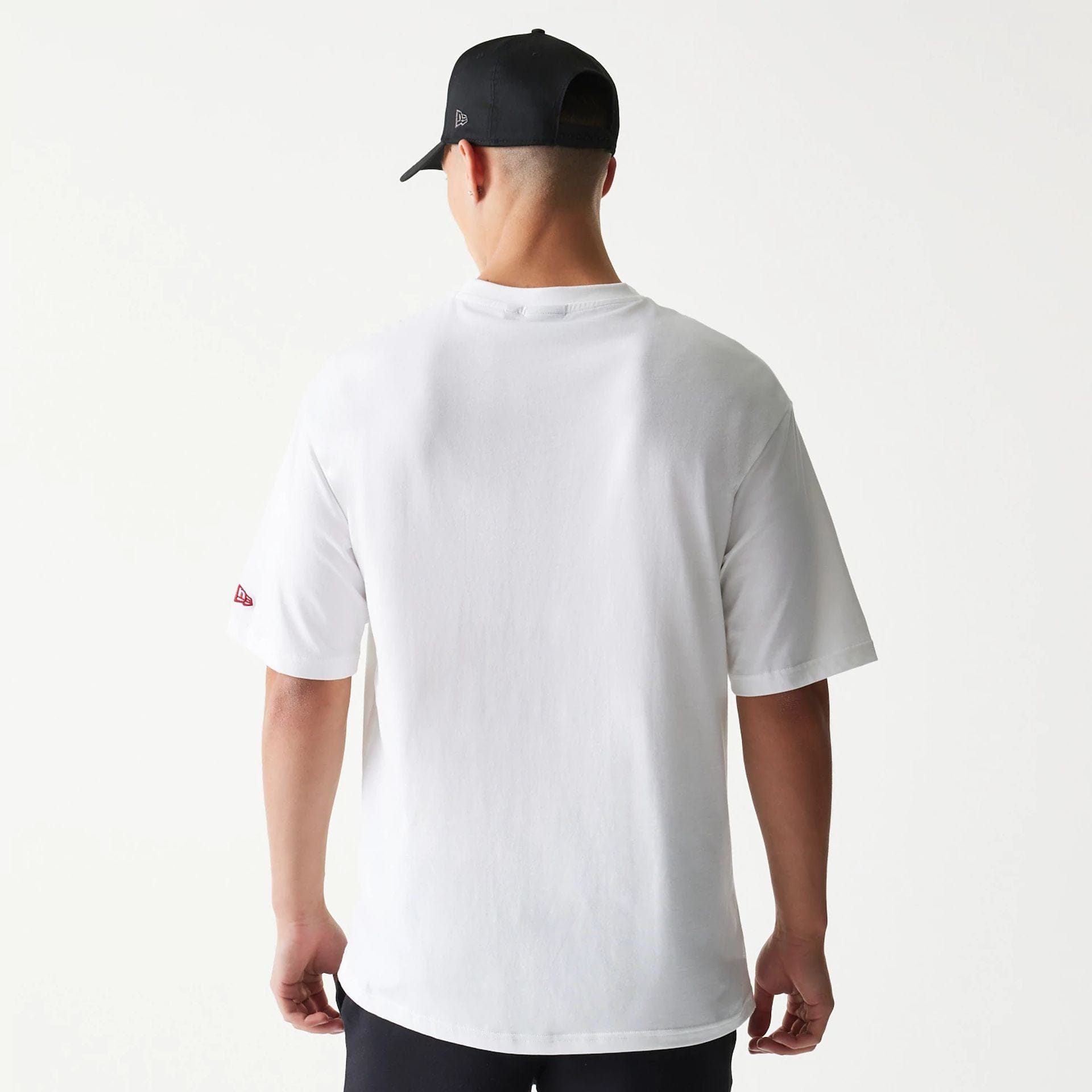 The model is wearing this NBA League Essential Chicago Bulls Oversized T-Shirt in white. 2