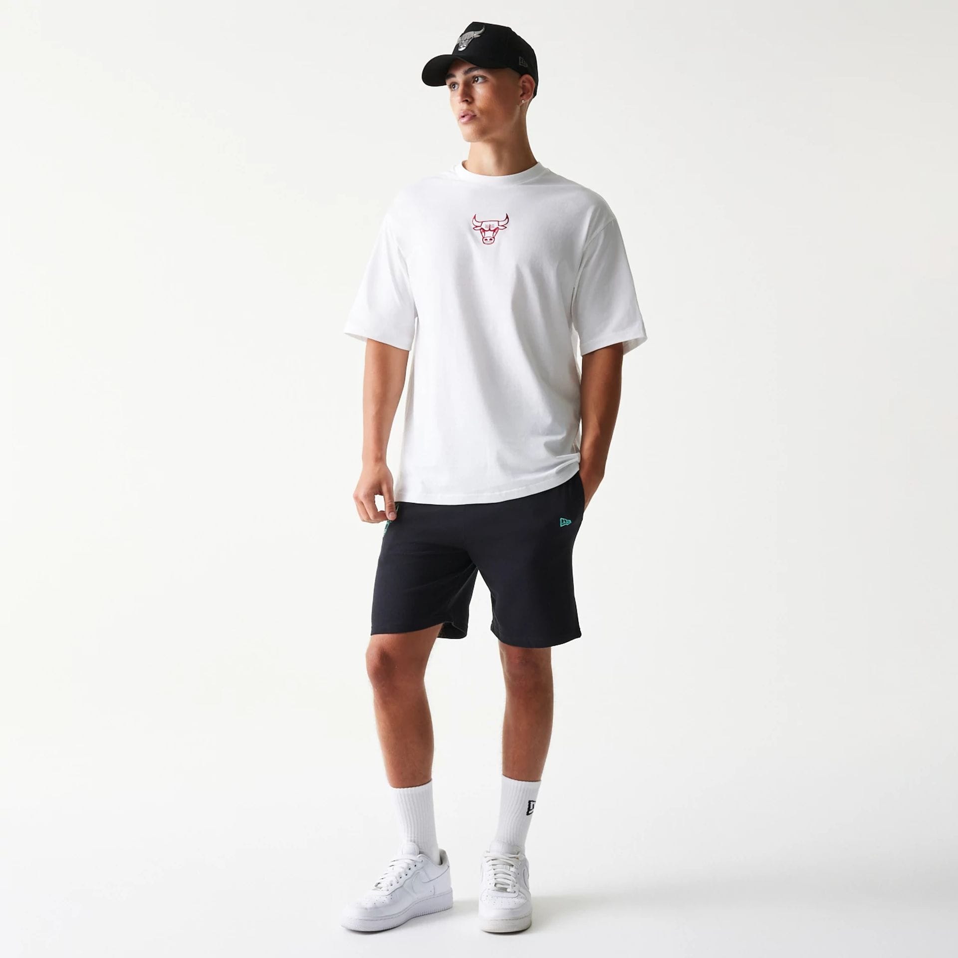 The model is wearing this NBA League Essential Chicago Bulls Oversized T-Shirt in white. 8
