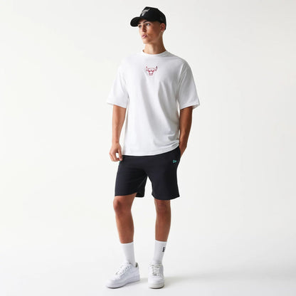 The model is wearing this NBA League Essential Chicago Bulls Oversized T-Shirt in white. 8
