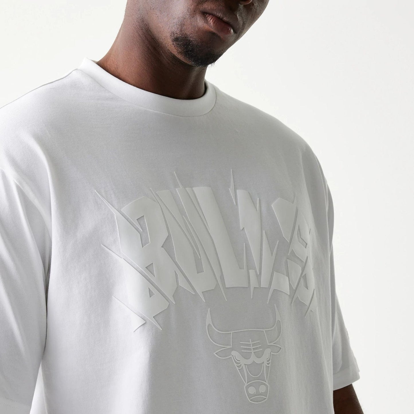 The model is wearing this NBA Chicago Bulls Oversized T-Shirt in white. 4