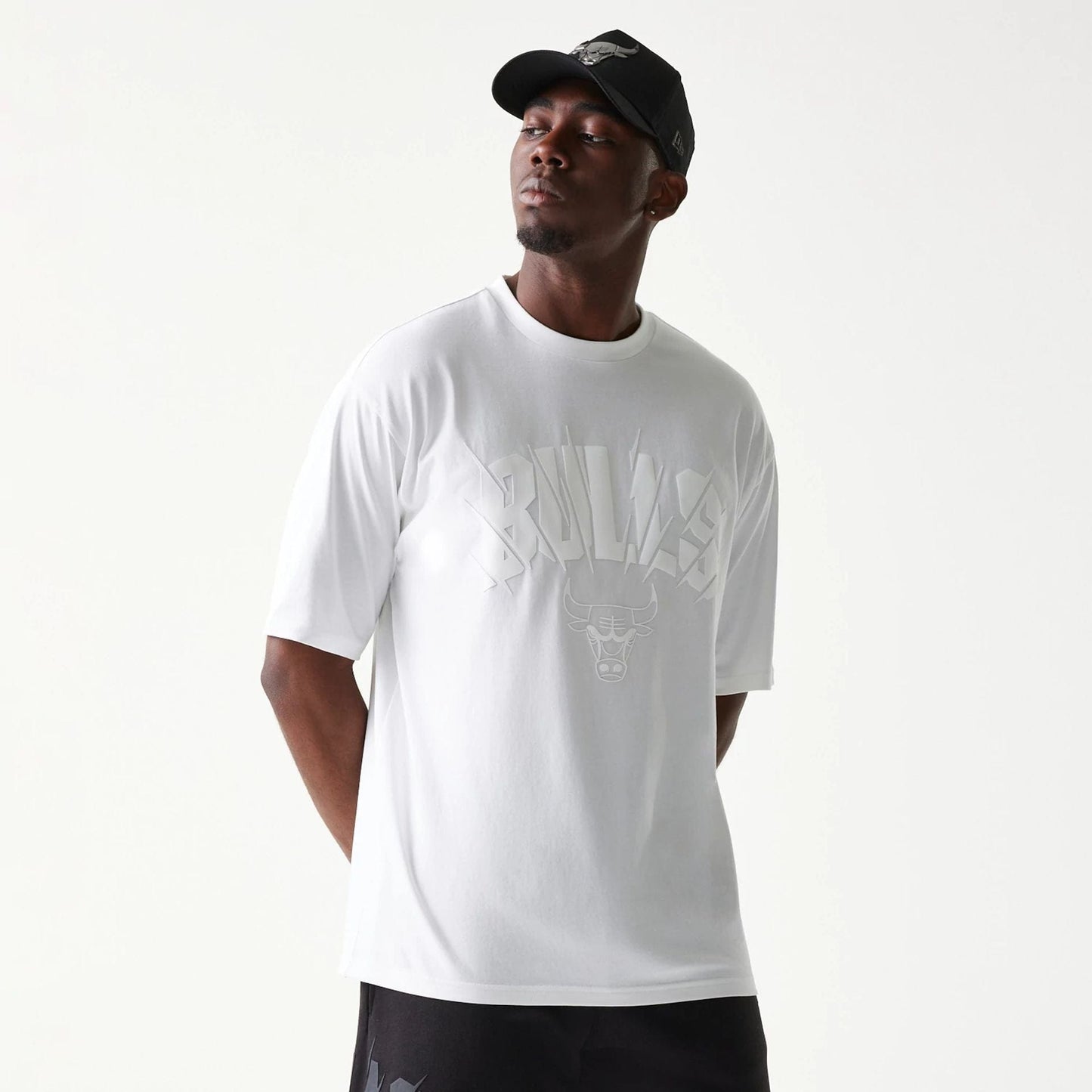 The model is wearing this NBA Chicago Bulls Oversized T-Shirt in white. 1