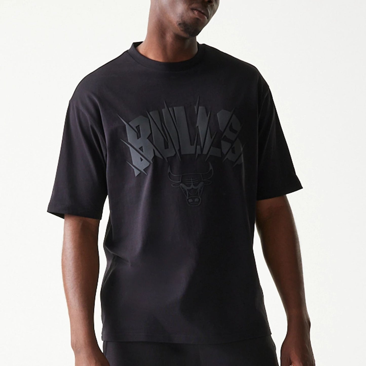 The model is wearing this NBA Chicago Bulls Oversized T-Shirt in black. 3