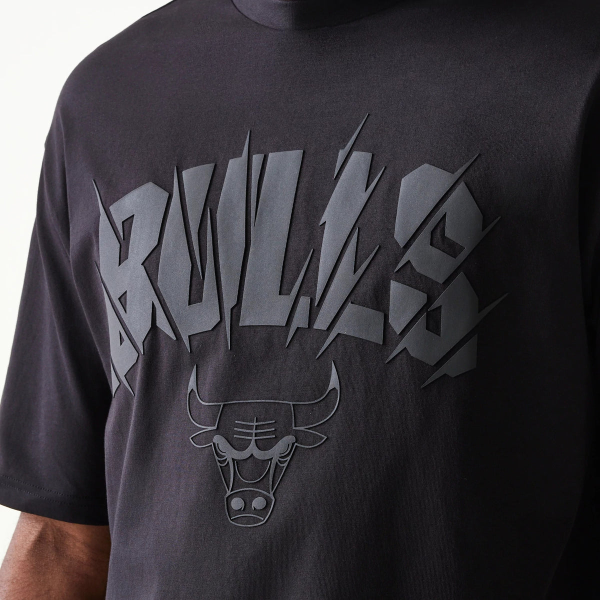 The model is wearing this NBA Chicago Bulls Oversized T-Shirt in black. 4