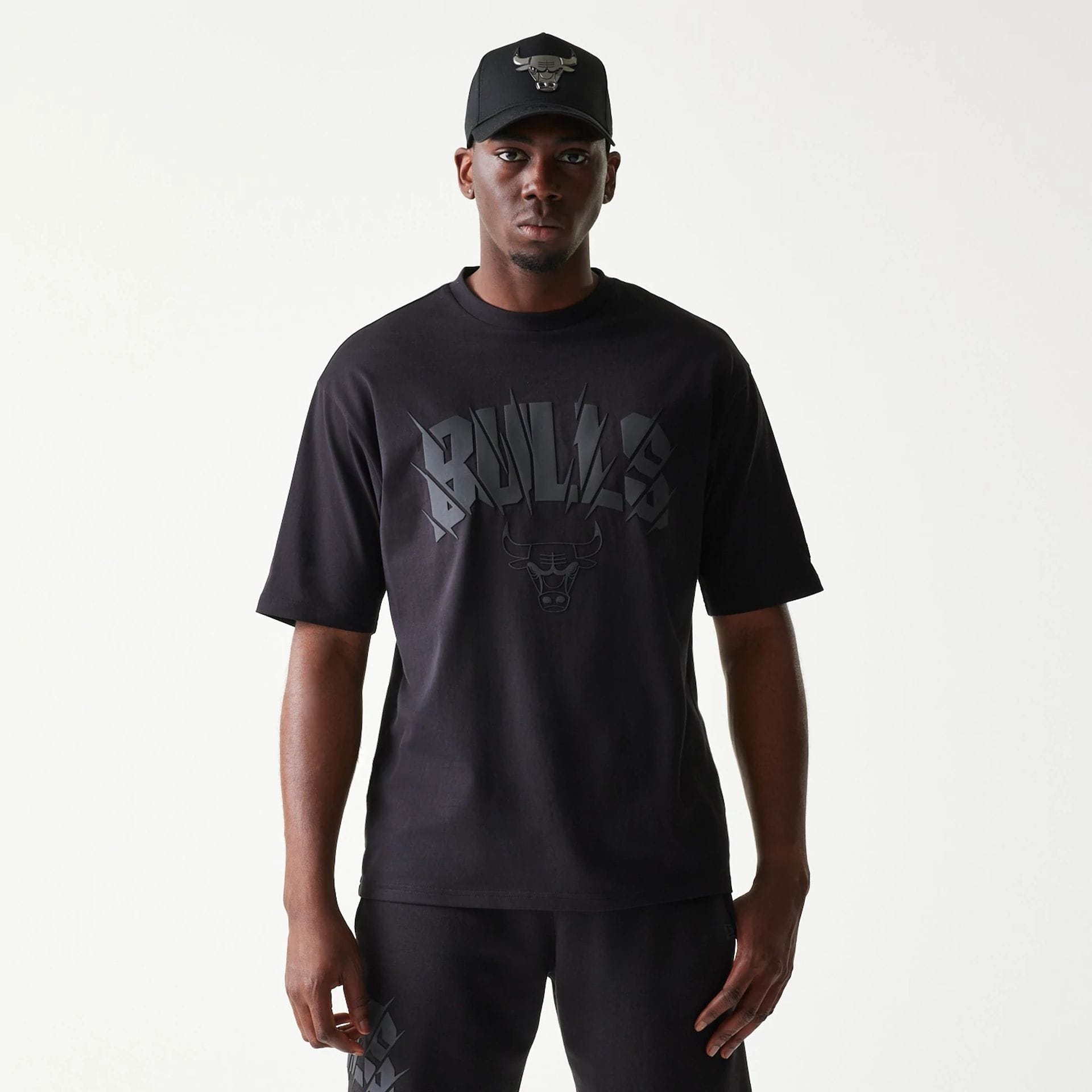 The model is wearing this NBA Chicago Bulls Oversized T-Shirt in black. 1