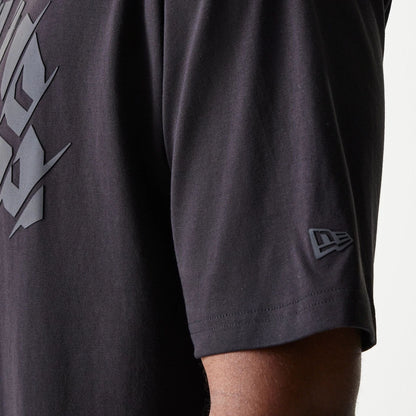 The model is wearing this NBA Chicago Bulls Oversized T-Shirt in black. 5