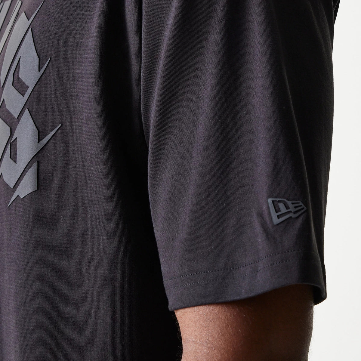 The model is wearing this NBA Chicago Bulls Oversized T-Shirt in black. 5