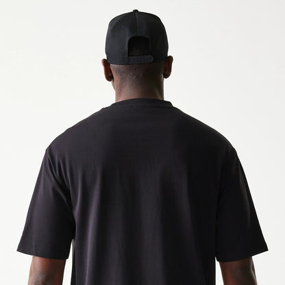 The model is wearing this NBA Chicago Bulls Oversized T-Shirt in black. 7