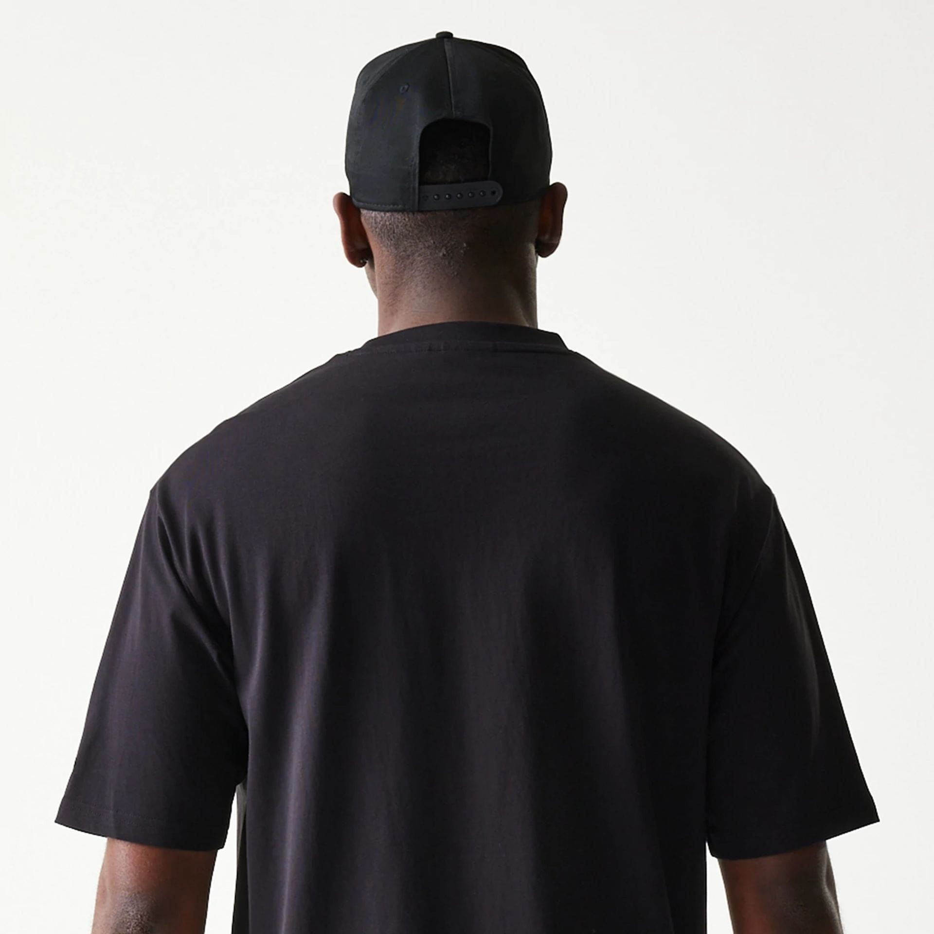 The model is wearing this NBA Chicago Bulls Oversized T-Shirt in black. 7