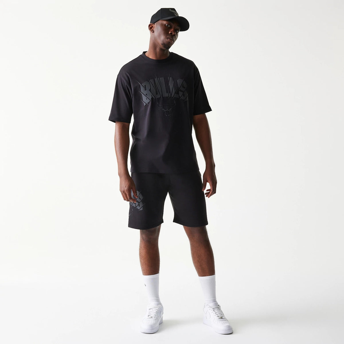 The model is wearing this NBA Chicago Bulls Oversized T-Shirt in black. 8