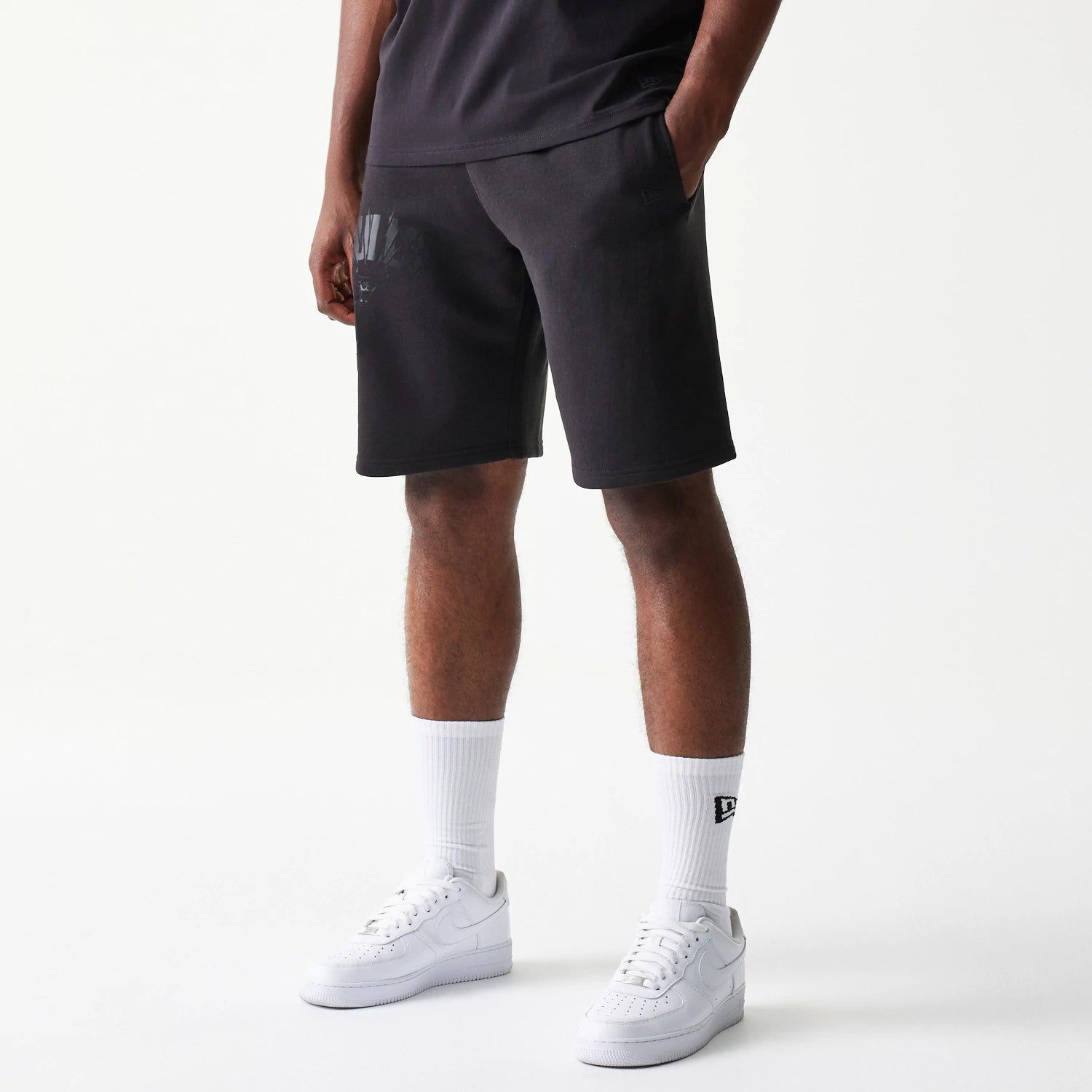 The model is wearing this NBA Chicago Bulls Shorts in black. 5