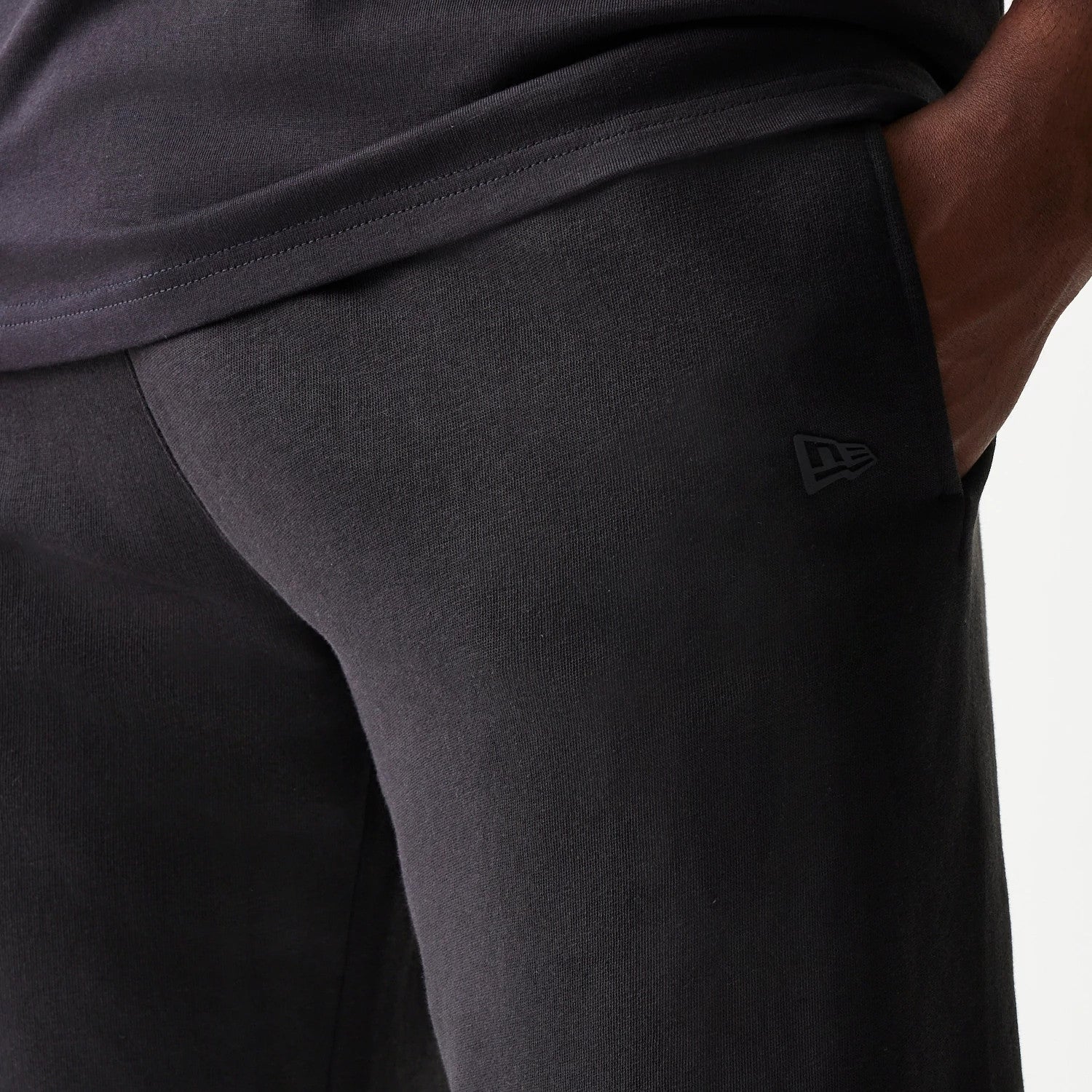 The model is wearing this NBA Chicago Bulls Shorts in black. 4