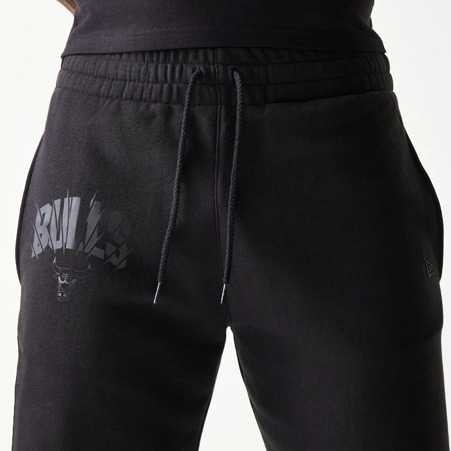 The model is wearing this NBA Chicago Bulls Shorts in black. 6