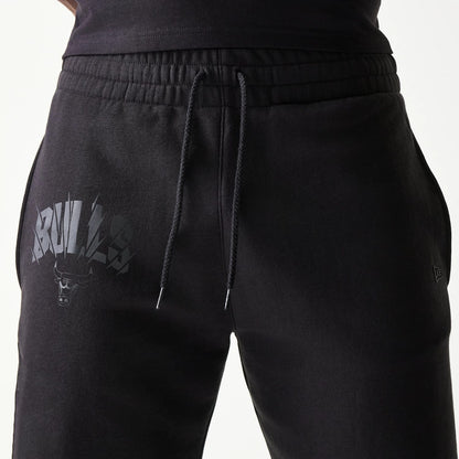 The model is wearing this NBA Chicago Bulls Shorts in black. 6
