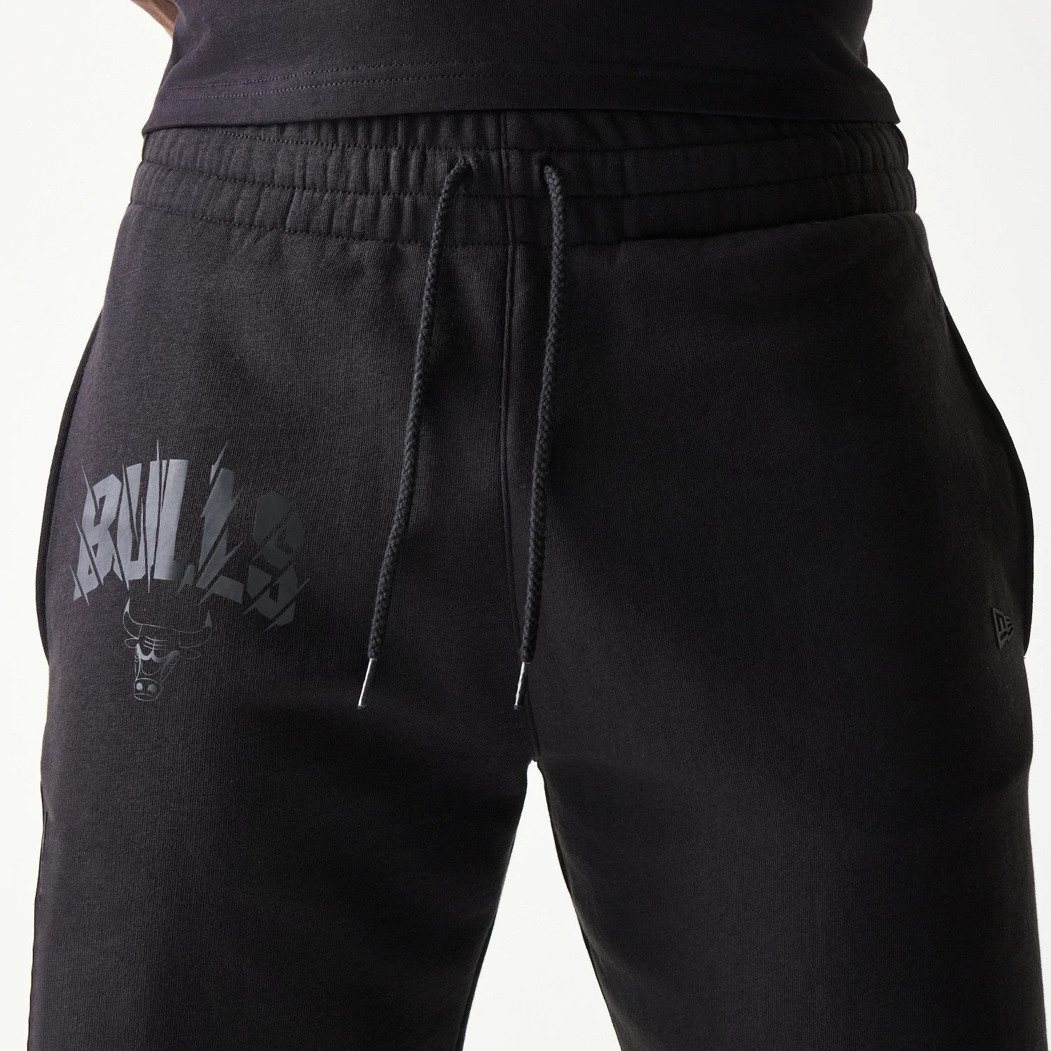 The model is wearing this NBA Chicago Bulls Shorts in black. 6