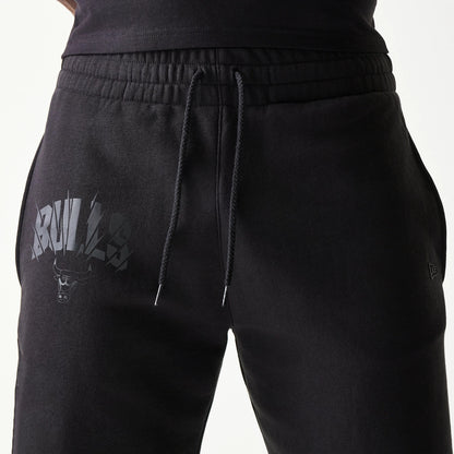The model is wearing this NBA Chicago Bulls Shorts in black. 6