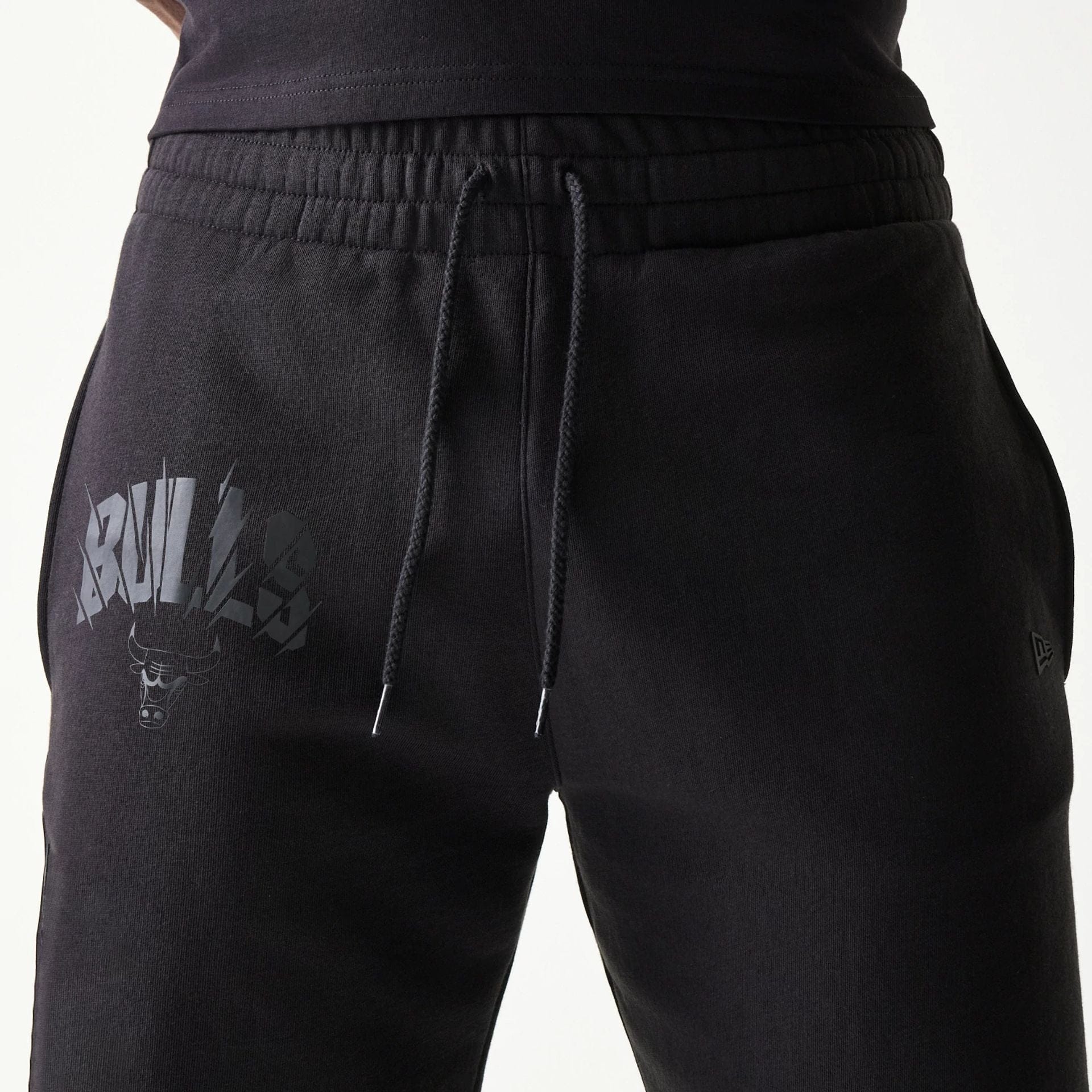 The model is wearing this NBA Chicago Bulls Shorts in black. 6