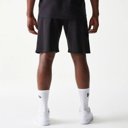 The model is wearing this NBA Chicago Bulls Shorts in black. 2