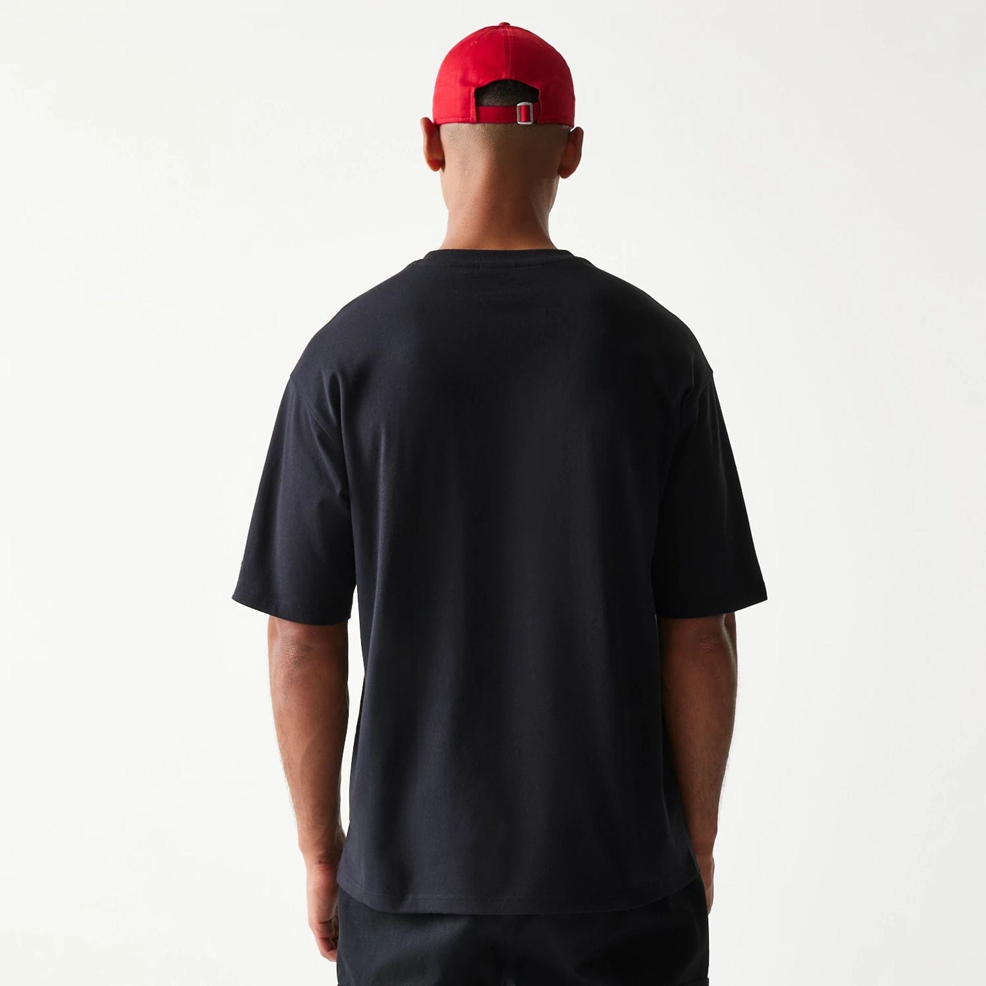The model is wearing this New Era Baseball Player Graphic Oversized T-Shirt in black. 2